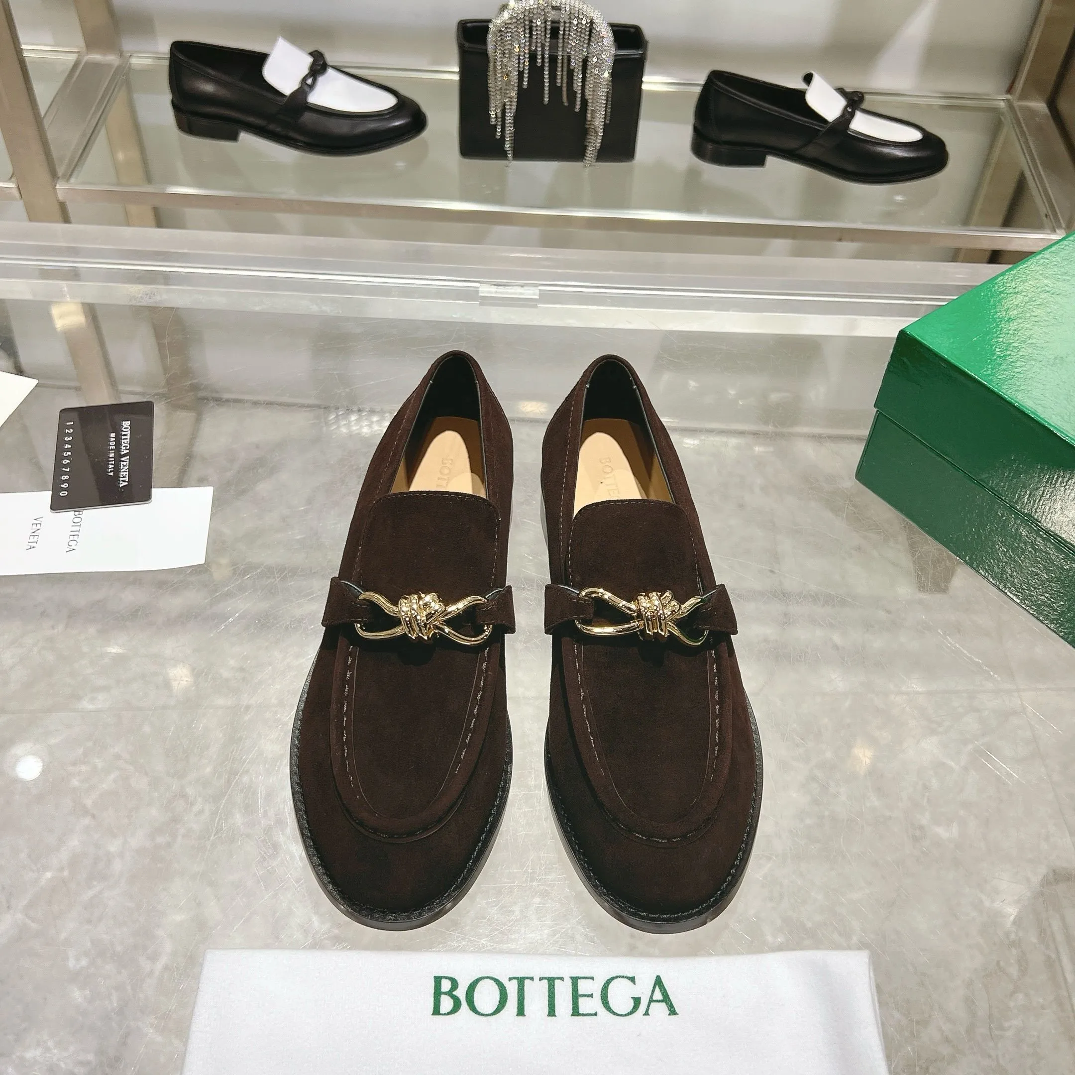[BV] Top P: 820💰 Couple size: female 35-39 (female 40 custom-made) male 39-44 (38.45 non-refundable) Bottega Veneta 2025 counter synchronization style! Small round toe loafers! Imported leather outsole! High-grade cashmere! Solid color Niuli! Original board developed leather buckle